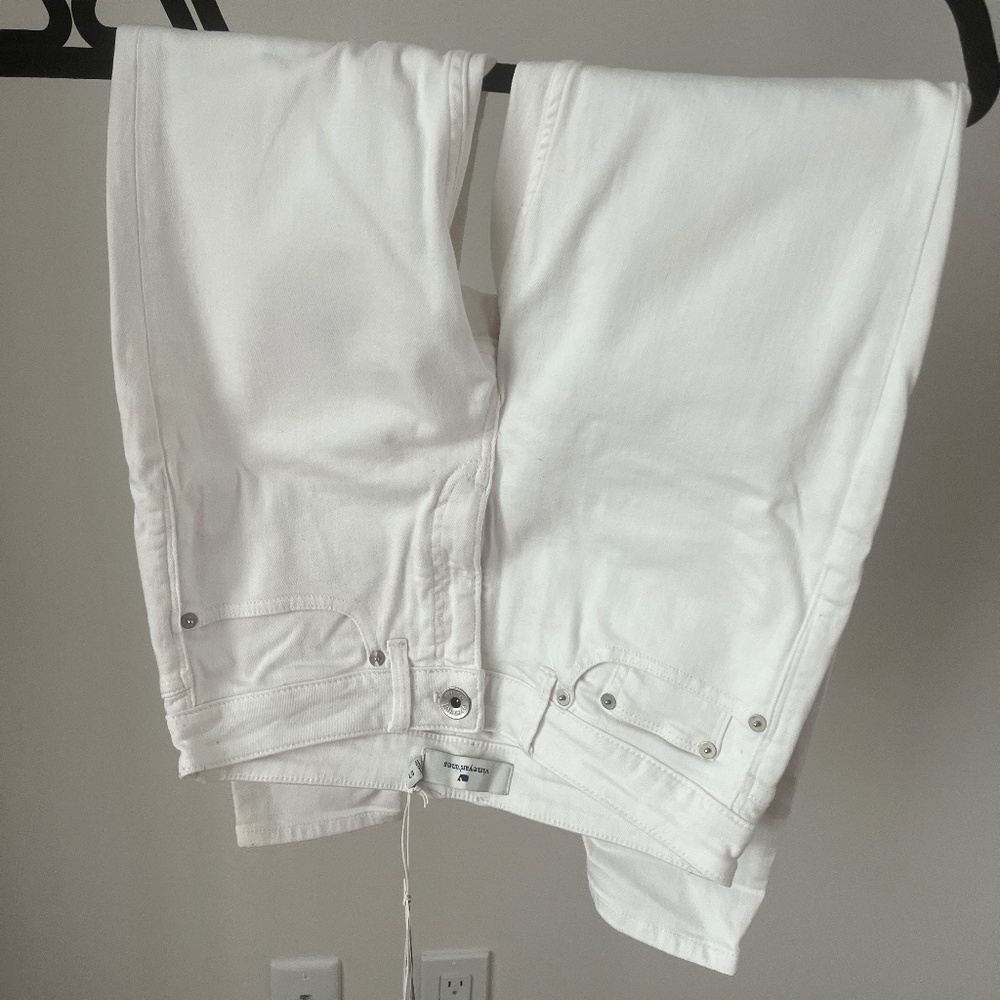 Vineyard Vines while jeans